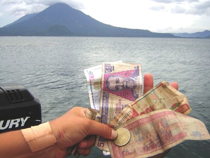 Geld auf Reisen: Zwei Geldkarten und wenig Bargeld mitnehmen